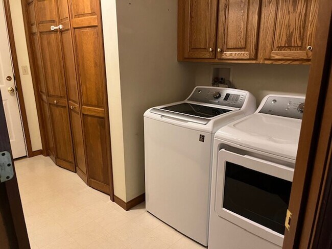 Building Photo - Three bedroom home in Rochester School Dis...