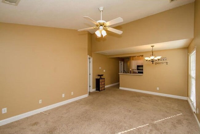 Building Photo - 3 Bed/3Bath Centrally located!!!