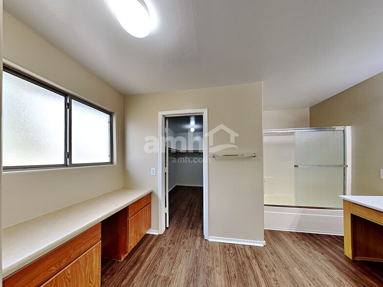 Building Photo - 8621 N 68th Ln