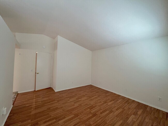 Building Photo - **Beautiful Lake Elsinore 3 Bdrm 2.5 Baths...