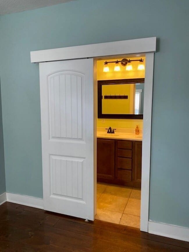 Building Photo - Leasing