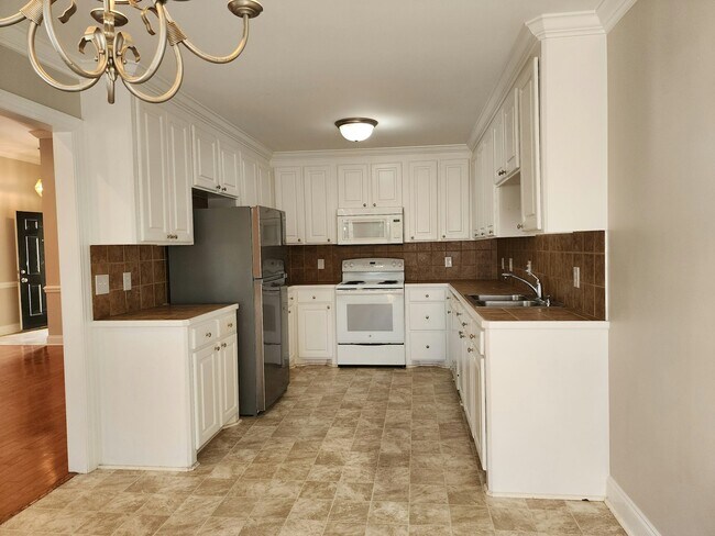 Building Photo - 381 Rosemount Dr
