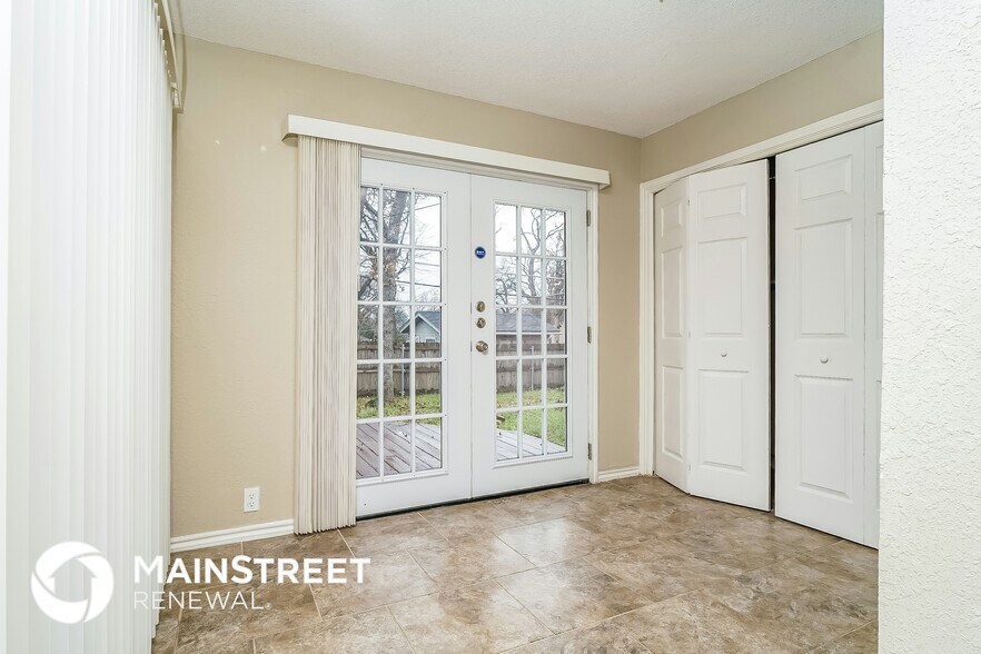 Building Photo - 4820 Crest Dr