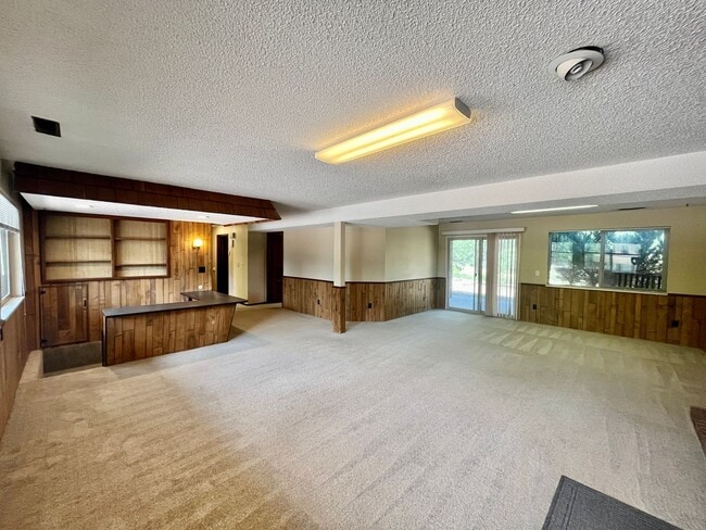 Building Photo - 4 Bedroom Bi Level Home in Rockrimmon