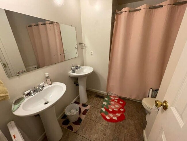 Building Photo - 3840 E 10th St