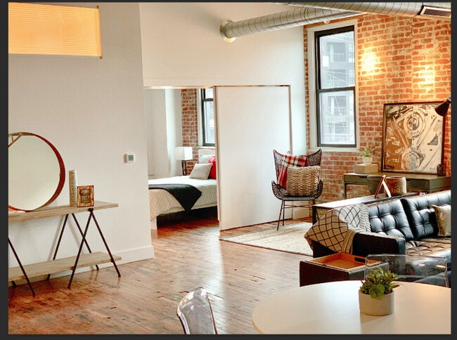 Building Photo - Lear Block