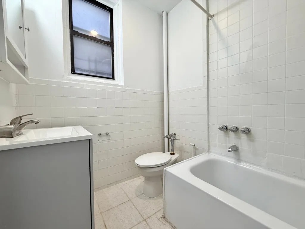 Building Photo - Furnished room/NOT APARTMENT