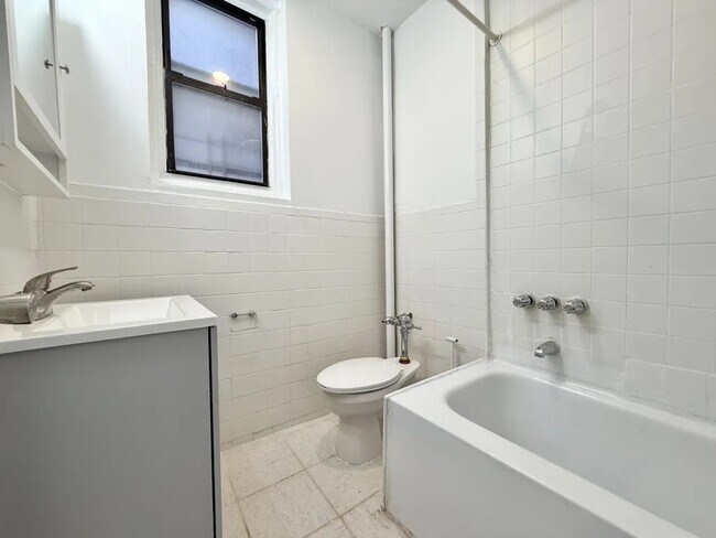 Building Photo - Furnished room/NOT APARTMENT