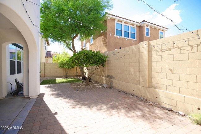 Building Photo - 1090 W Caroline Ln