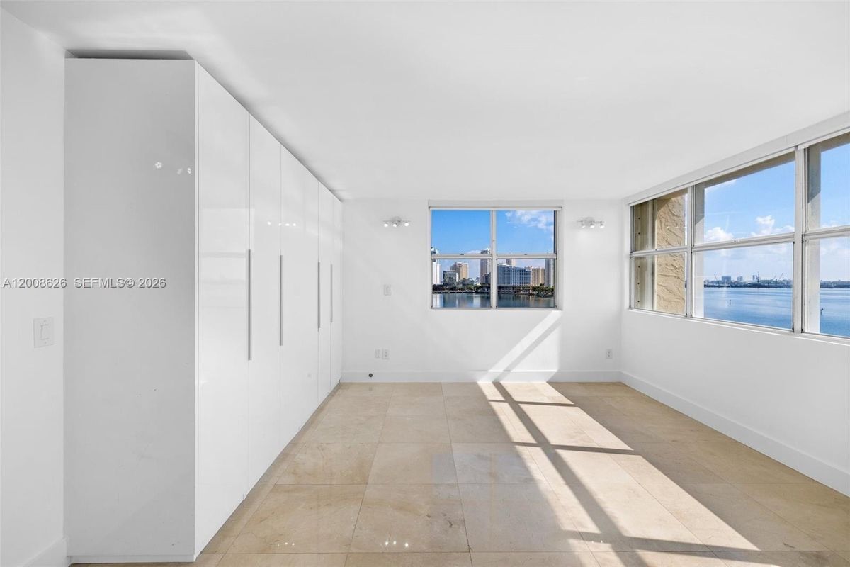 Building Photo - 1420 Brickell Bay Dr