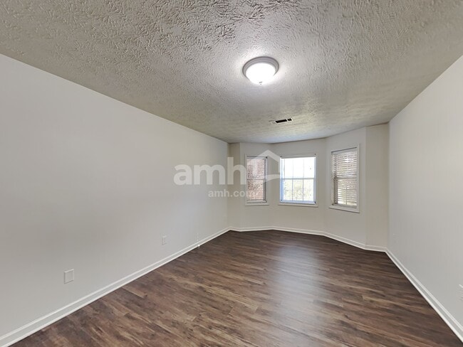 Building Photo - 2860 Cove Crossing Dr