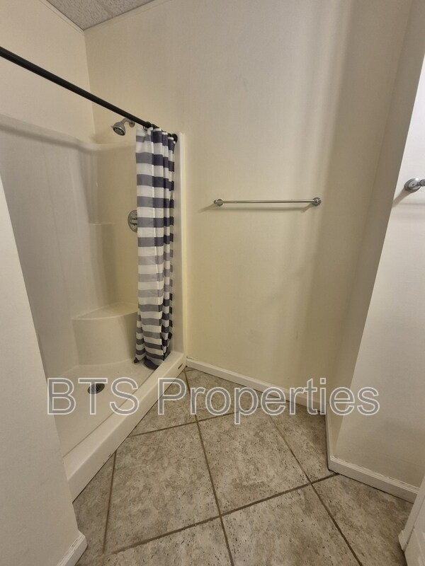 Building Photo - 5917 W Plank Rd