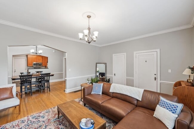 Building Photo - 813 Kenwood Pkwy