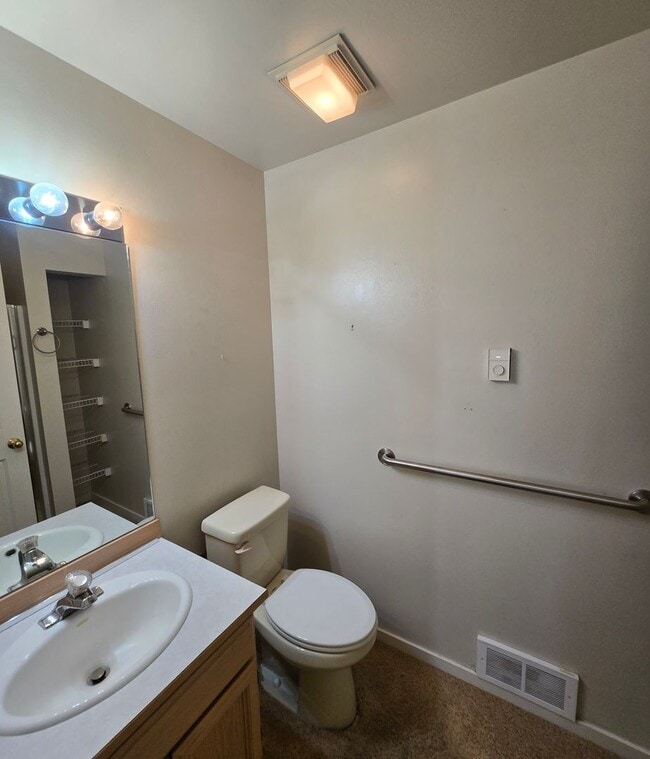 Building Photo - ***PENDING APPLICATIONS***2 Bedroom 1.75 B...