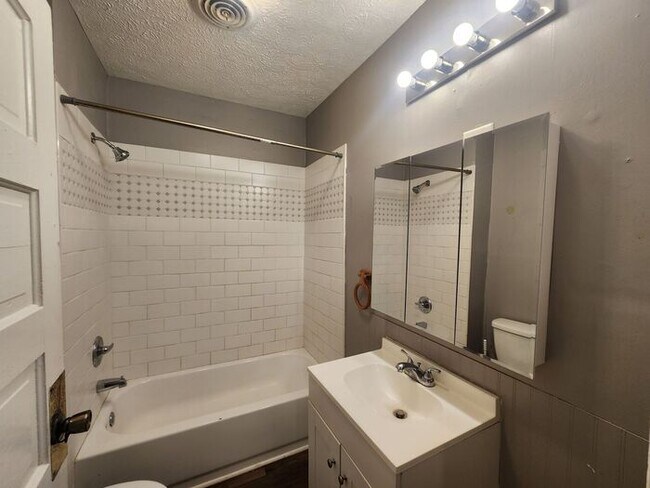 Building Photo - 2 Bedroom, 1.5 Bathroom home conveniently located on Terre Haute's desirable southeast side near ...