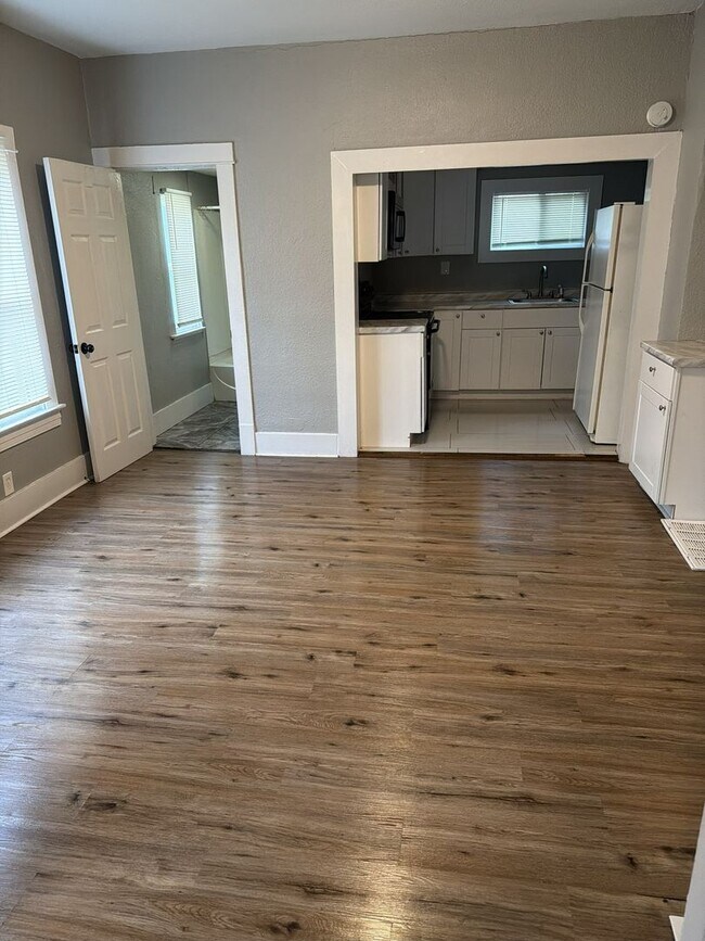 Building Photo - LEASING SPECIAL - MOVE IN BY 1/1/2026 AND RECEIVE 2ND MONTH OF RENT FREE. Super cute 2 br House