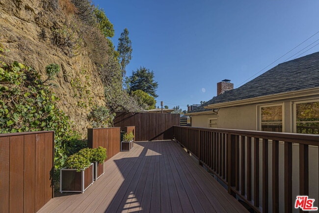 Building Photo - 2318 Canyon Dr