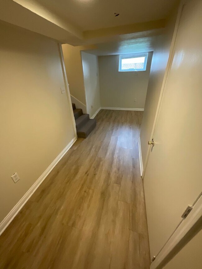 Building Photo - ***AVAILABLE AUGUST 2027*** 5 Bed 2 Bath house. Close to business school. Excellent Location!