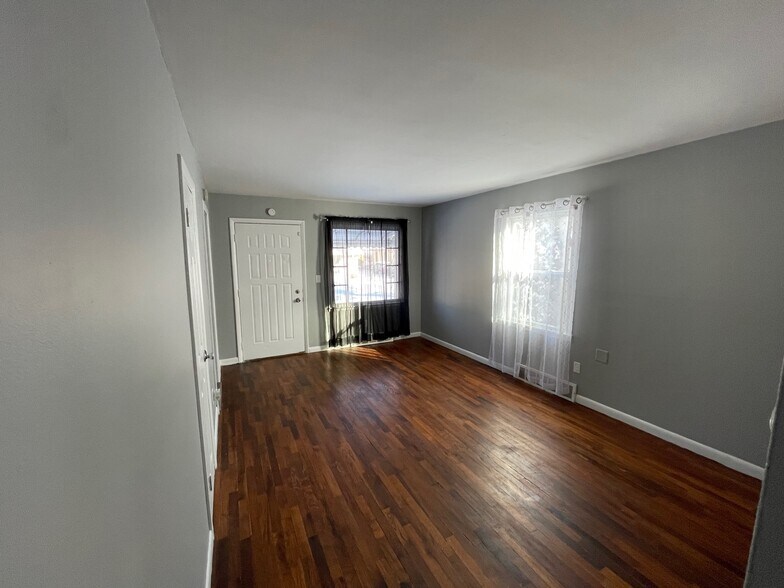 Building Photo - 1325 Waldman Ave
