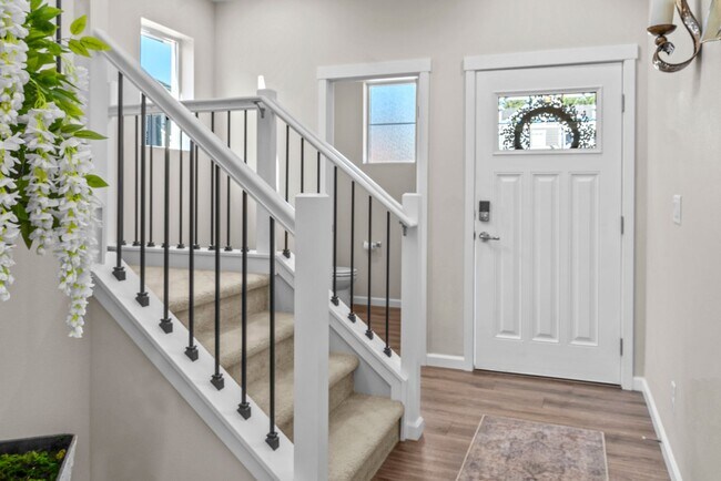 Building Photo - Beautiful 4 bedroom home