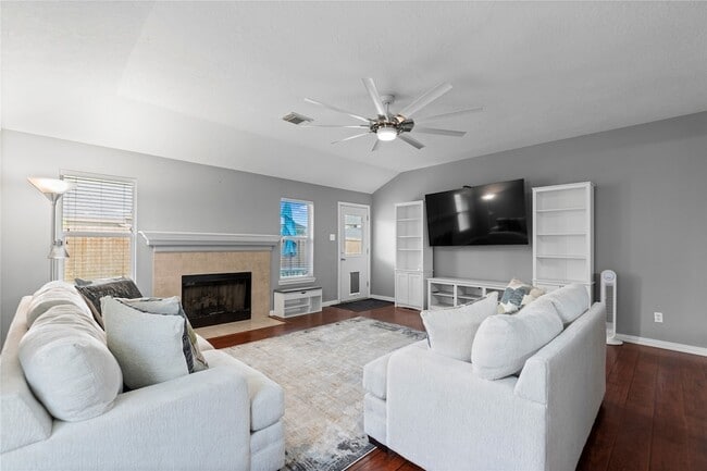 Building Photo - 10819 Redwood Dr