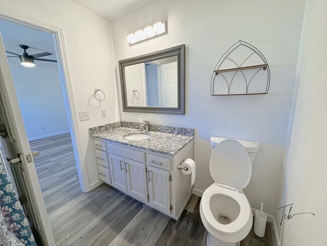Building Photo - Available Now!  3 Bedroom, 2 Bathroom in Prime Bentonville Location, w/ Garage and Fenced-in Back...
