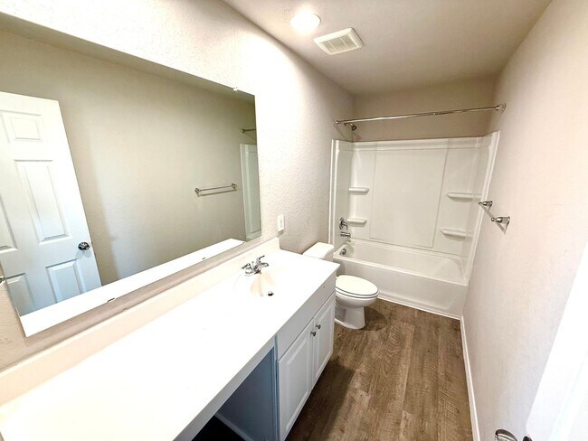 Building Photo - AVAILABLE NOW! 3 Bedroom / 2 Bath Home Nea...