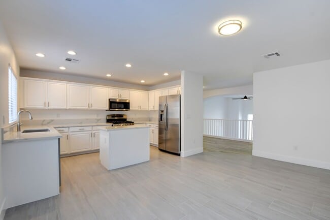 Building Photo - Gorgeous 3 bedroom 2.5 bathroom Townhome conveniently located in the heart of Henderson.