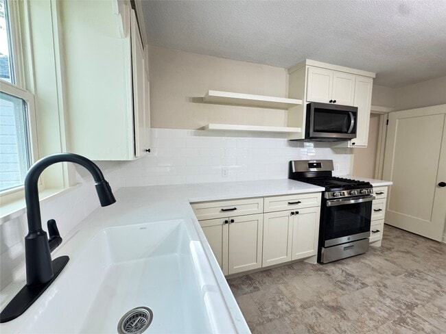 Building Photo - 1901 Marjorie St