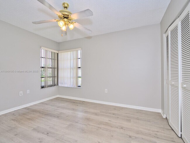 Building Photo - 16742 Royal Poinciana Dr