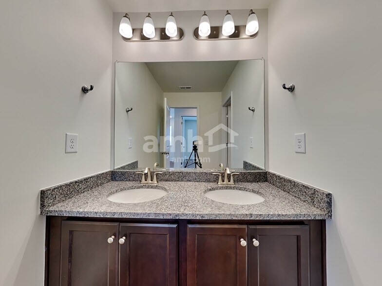 Building Photo - 586 Slew Dr