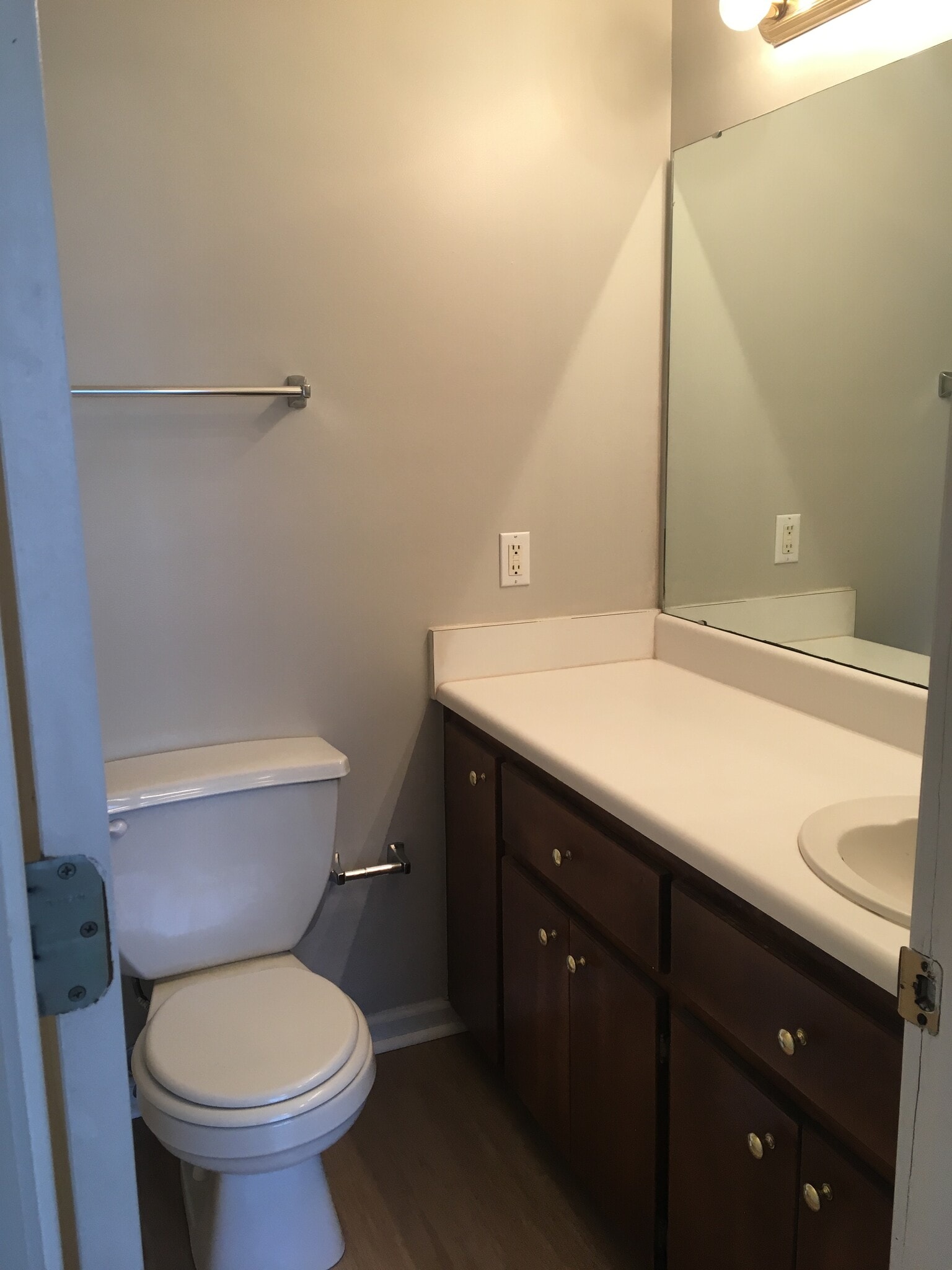 En-suit (full bath) in front bedroom - 350 Brookfield Rd