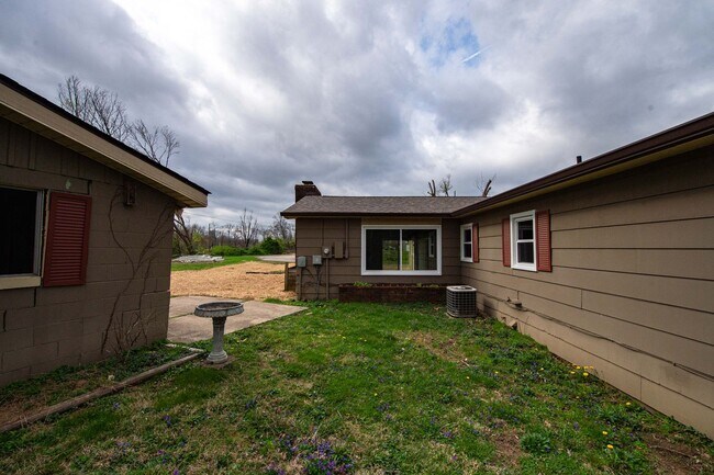 Building Photo - Lovely 3 Bed / 2 Bath in Private Setting--AVAILABLE NOW!!!