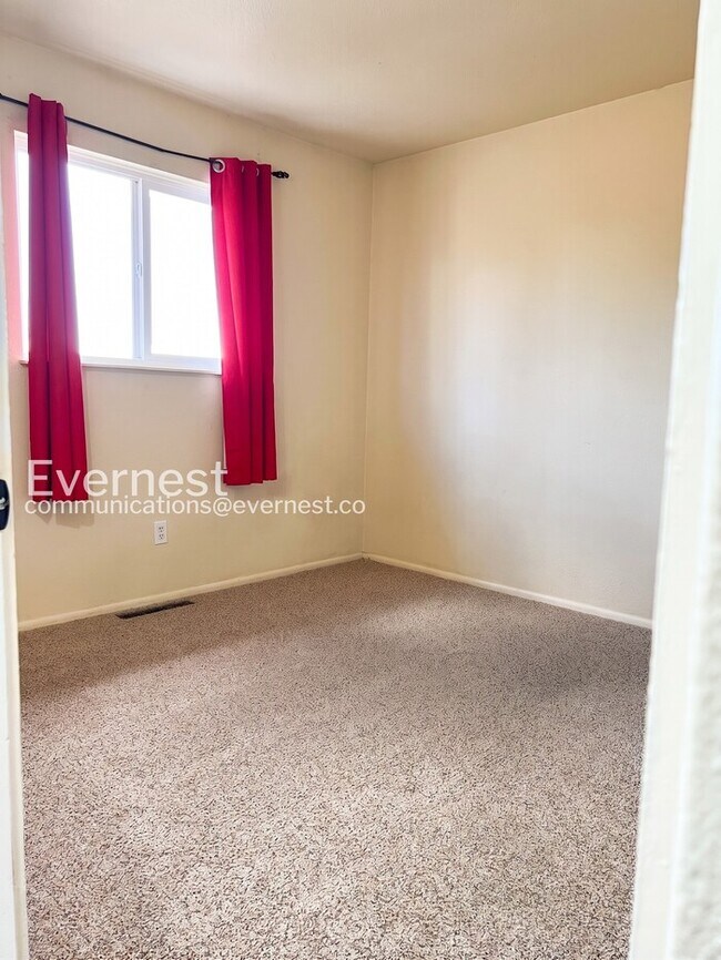 Building Photo - 3 Bed/2 Bath Home with Fenced Yard & Garage / Available Soon!
