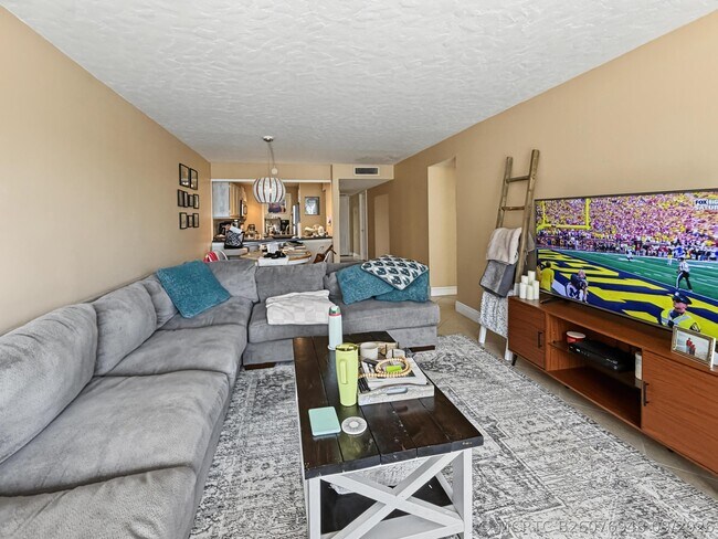 Building Photo - 9 Royal Palm Way