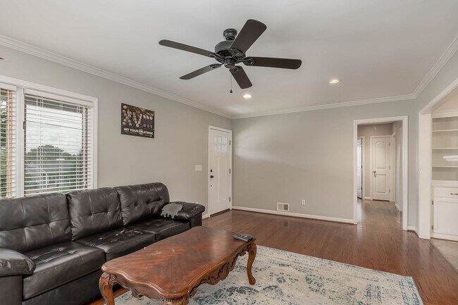 Building Photo - Fall '24 - Close to campus - 3 bed/2 bath ...