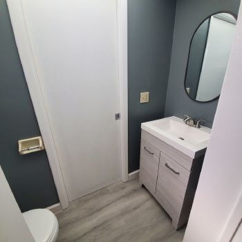 Building Photo - Duplex with 2bedrooms & another room that could be 3rd bedroom or office den space.