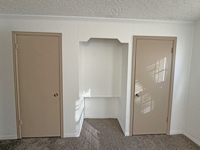 Building Photo - Gorgeous Well Kept Home Near Mercy & Bass Pro!