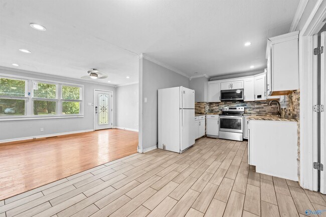 Building Photo - 805 W Arbor Dr NW
