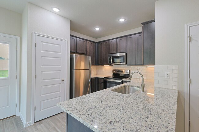 Building Photo - Modern Townhouse in New Braunfels