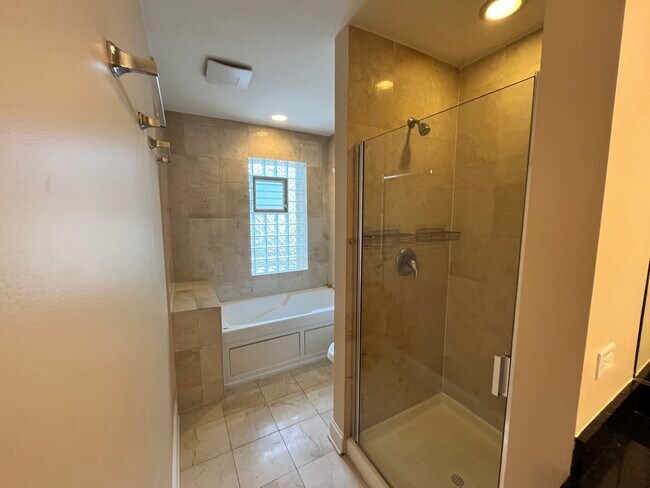 Building Photo - 3408 W Sunnyside Ave