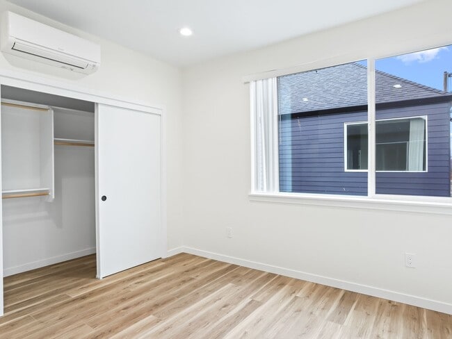 Building Photo - Vancouver Townhouses