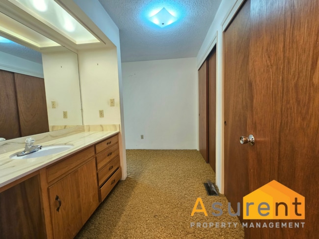 Building Photo - Two Bedroom- Two Full Bathroom Home in des...