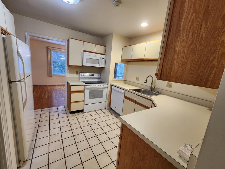 Building Photo - 41 Ledgewood Dr