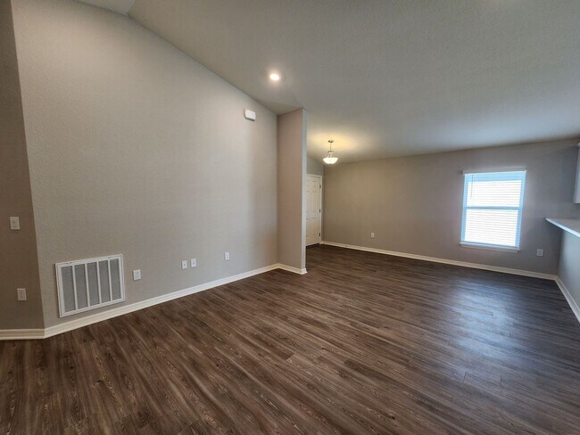 Building Photo - LIKE NEW!!! 4-Bedroom, 2-Bathroom in Villamar Winter Haven