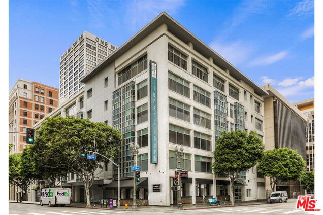 Building Photo - 630 W 6th St