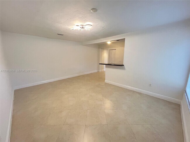 Building Photo - 2880 Pine Tree Dr