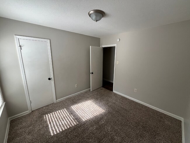 Building Photo - Spacious 4BR/2BA Memphis Home | 1,913 Sq Ft, Hardwood Floors, Brick Fireplace & Fenced Yard