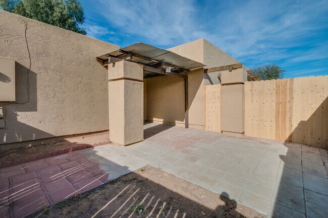 Building Photo - 460 N 64th Pl