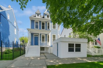 Building Photo - 2144 W Montrose Ave